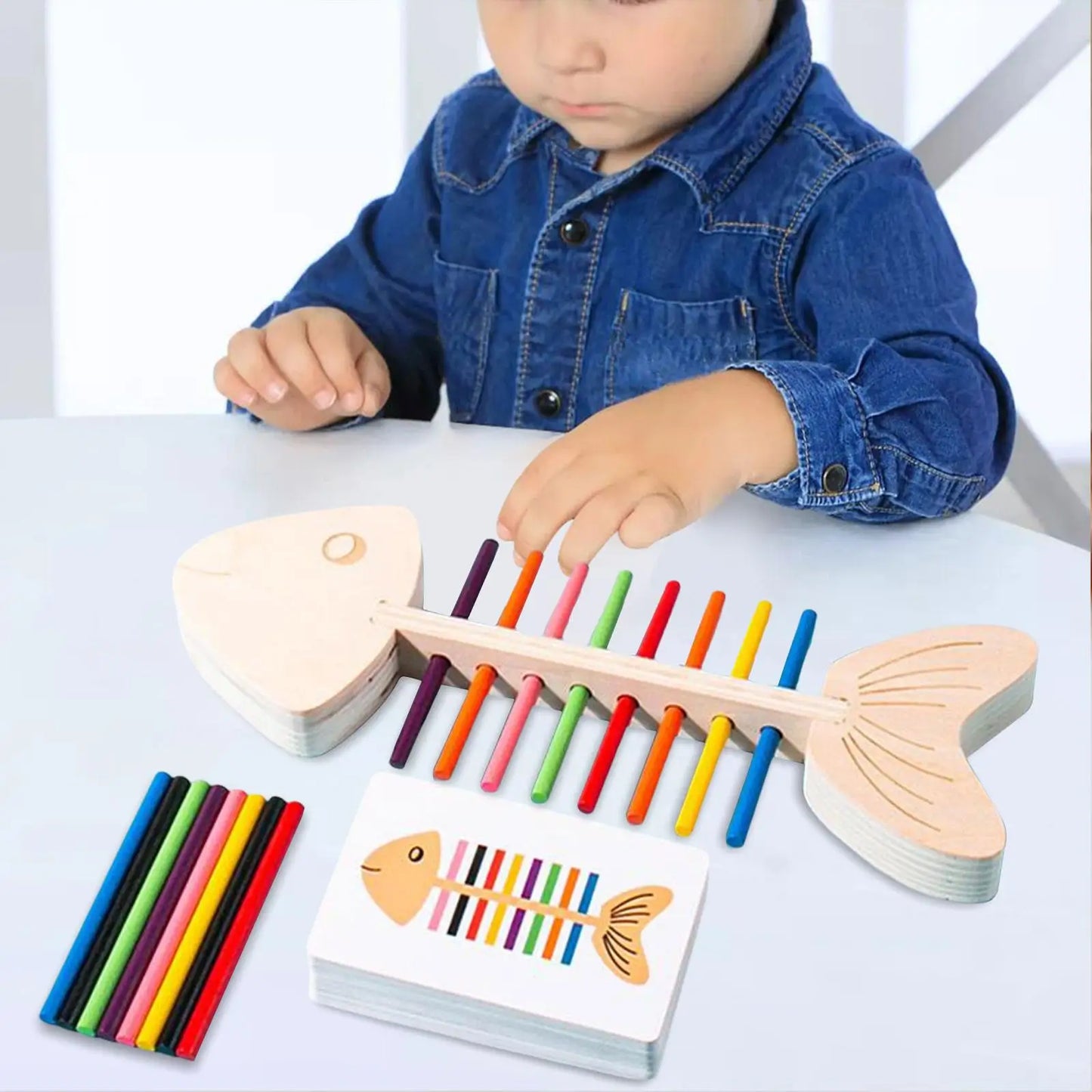 Enfant jouant avec des tiges colorées en bois et des modèles.