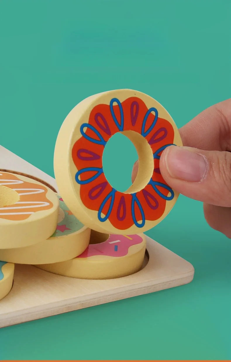 Pièces en bois du puzzle Montessori en forme de donuts colorés.