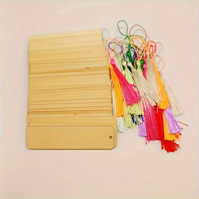 Kit de 25 marque-pages en bois brut avec pompons colorés à personnaliser.