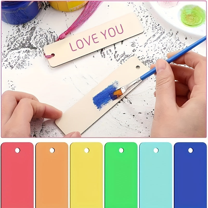 Enfants personnalisant les marque-pages en bois avec peinture et feutres.