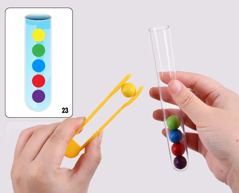 Enfants jouant à reproduire des séquences de couleurs avec des tubes à essais.