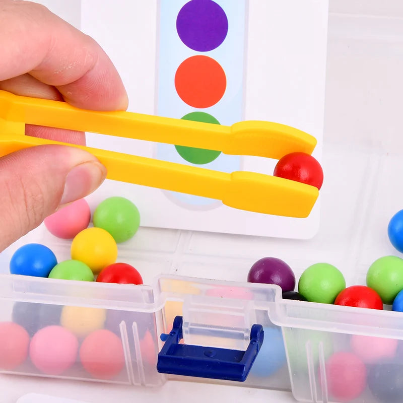 Enfants jouant à reproduire des séquences de couleurs avec des tubes à essais.