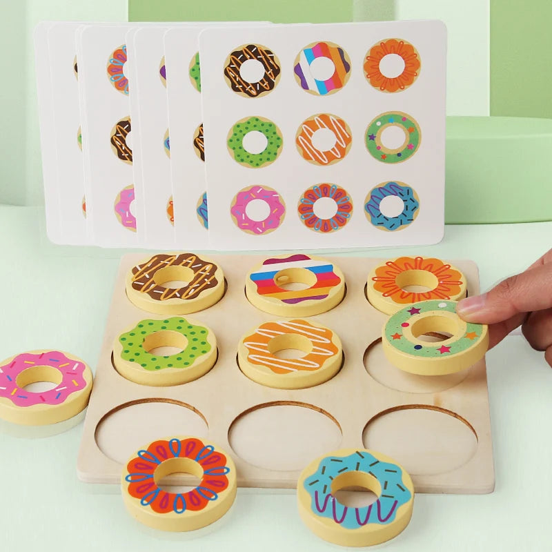 Enfant jouant avec le puzzle donuts en bois éducatif.