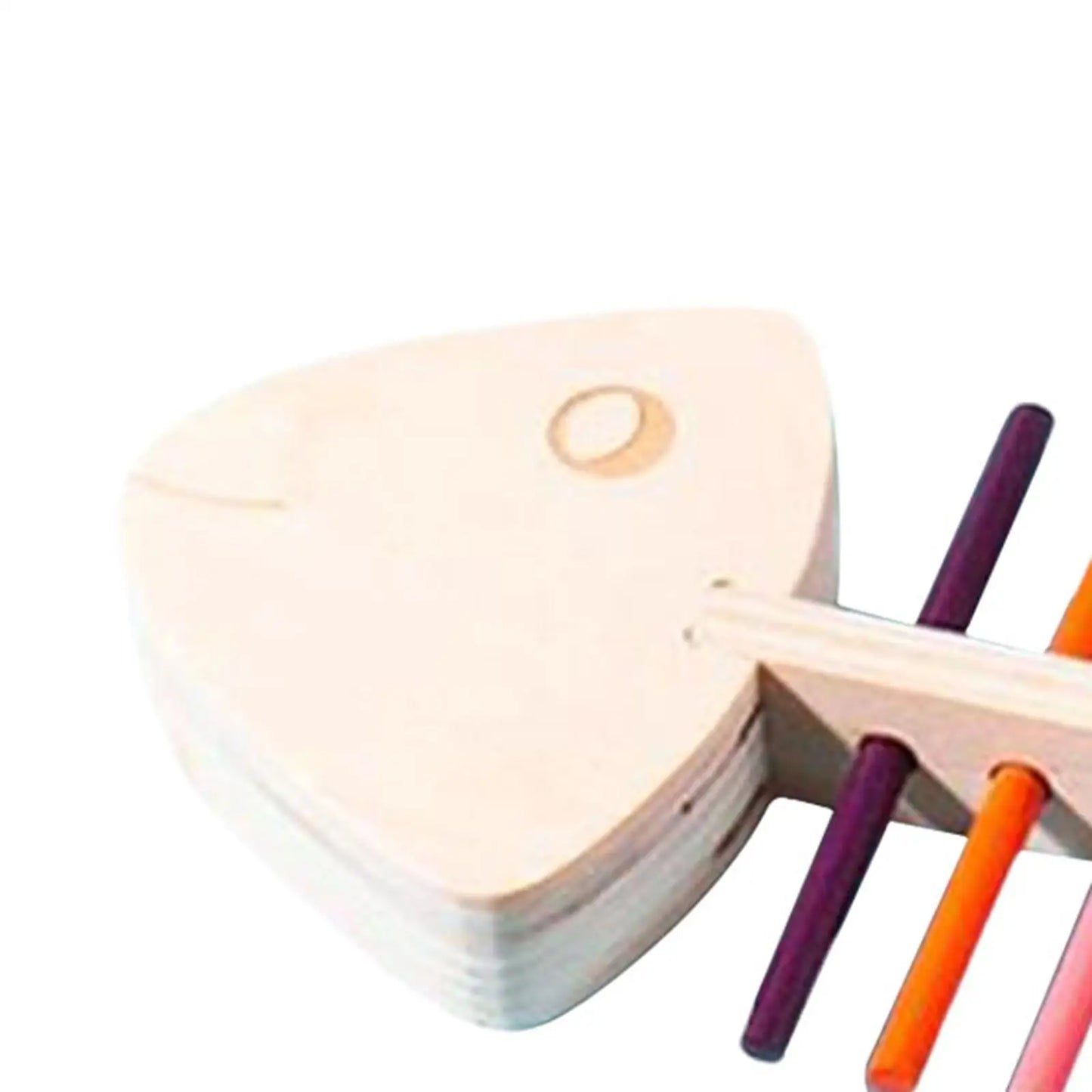 Jeu éducatif en bois Montessori avec poissons et tiges colorées.