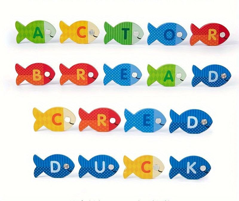 Plateau en bois avec 36 poissons magnétiques portant des lettres et chiffres.