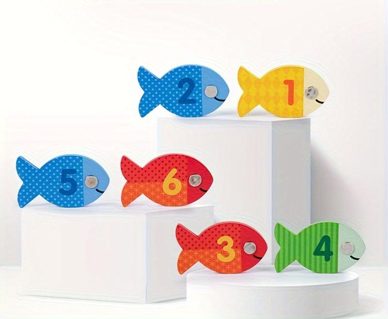 Plateau en bois avec 36 poissons magnétiques portant des lettres et chiffres.