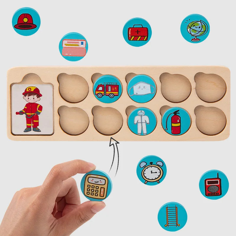 Enfant jouant avec le puzzle Montessori sur les métiers