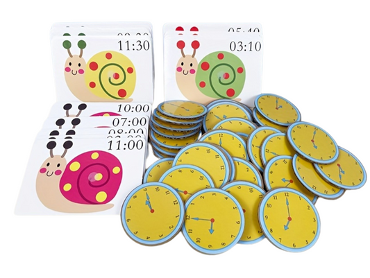 Vue complète du kit d'apprentissage de l'heure avec cartes escargots et horloges.