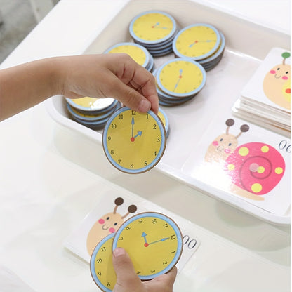 Enfant associant une horloge à une carte escargot pour apprendre l'heure.