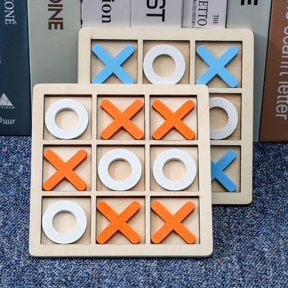 Jeu de morpion classique en bois naturel avec pièces colorées.