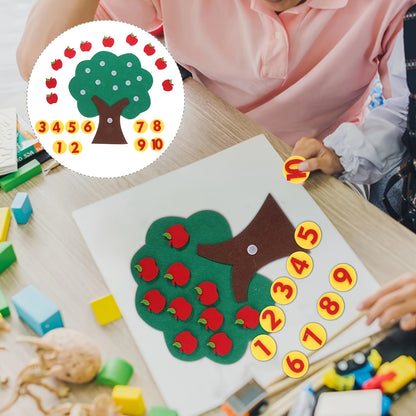 Enfant manipulant les chiffres et les pommes sur le tableau en feutrine