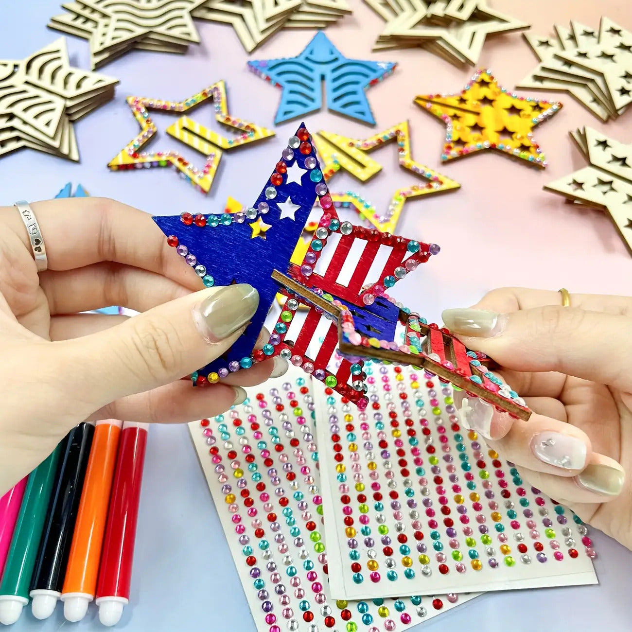 Ornements en bois à peindre et décorer – Étoiles 3D pour activités scolaires